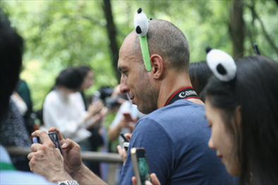 俄羅斯《俄羅斯報(bào)》視覺內(nèi)容編輯阿爾圖爾·杰魯諾夫在拍攝熊貓。（李佩藺 攝）