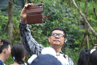 媒體考察團(tuán)成員在熊貓谷拍照“打卡”。（李佩藺 攝）