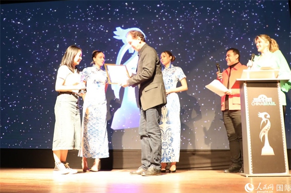 為期4天的第三屆中國(guó)－巴西電影展期間，來(lái)自中巴兩國(guó)的14部參展影片受到巴西電影愛(ài)好者和社會(huì)各界人士好評(píng)，并分別榮獲本次電影展組委會(huì)頒發(fā)的“藍(lán)鸚鵡”獎(jiǎng)。7部最近兩年制作中國(guó)影片參展，其中由《環(huán)球時(shí)報(bào)》文娛新媒體平臺(tái)“環(huán)球時(shí)報(bào)—娛評(píng)”推薦參展的影片《長(zhǎng)安三萬(wàn)里》曾獲得第36屆中國(guó)電影金雞獎(jiǎng)最佳美術(shù)片獎(jiǎng)。圖為當(dāng)?shù)貢r(shí)間8月26日晚舉行的電影展開幕式暨“藍(lán)鸚鵡”獎(jiǎng)?lì)C獎(jiǎng)典禮現(xiàn)場(chǎng)。 人民網(wǎng)記者 陳一鳴攝