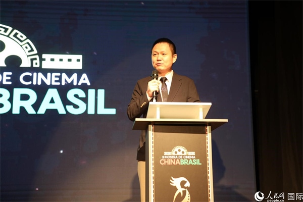 當(dāng)?shù)貢r(shí)間8月26日晚，中國(guó)駐里約總領(lǐng)館副總領(lǐng)事王尉育在第三屆中國(guó)－巴西電影展開幕式上致辭。 人民網(wǎng)記者 陳一鳴攝