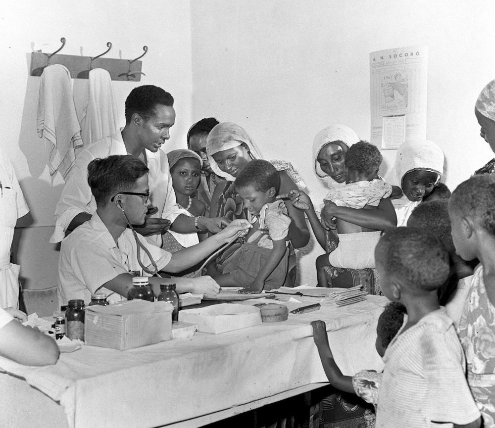 1968年4月，中國醫(yī)療隊醫(yī)生在索馬里阿弗戈依鎮(zhèn)巡回醫(yī)療時為當?shù)貎和尾　? width=