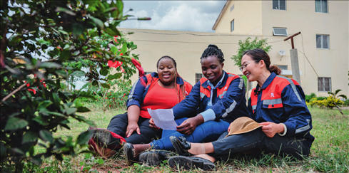在肯尼亞內(nèi)羅畢，非洲之星鐵路運(yùn)營(yíng)公司工電部電子設(shè)備檢修工區(qū)工長(zhǎng)陳玲（右）在休息時(shí)教學(xué)員唱中文歌曲（2023 年 5 月 23 日攝） 王冠森攝 / 本刊
