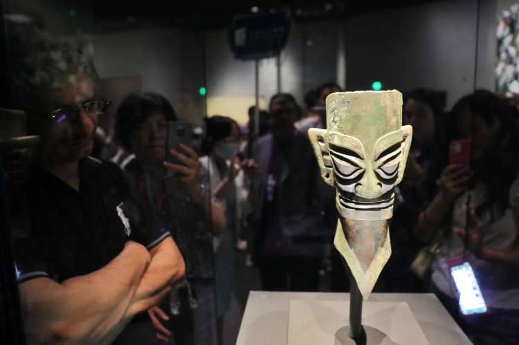 8月31日，亞洲媒體考察團(tuán)參訪三星堆博物館?！吨袊?guó)經(jīng)濟(jì)周刊》記者肖翊攝