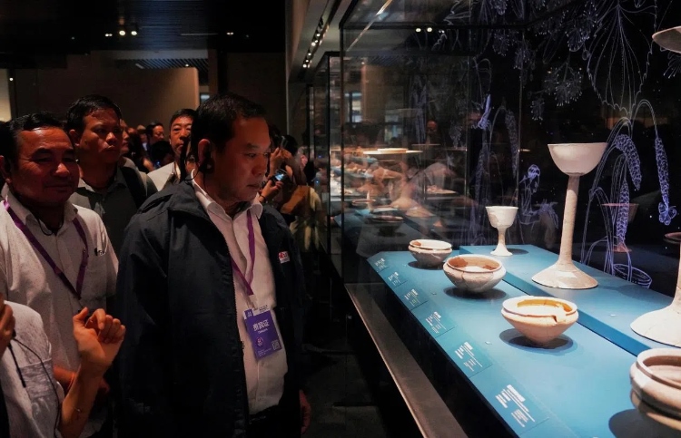 8月31日，亞洲媒體考察團(tuán)參訪三星堆博物館。左一為老撾博利坎賽省新聞文化旅游廳廳長(zhǎng)頌通·威本康?！度嗣袢?qǐng)?bào)海外版》記者喬宇攝