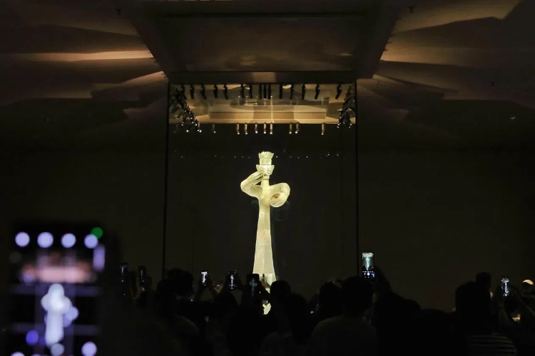 8月31日，亞洲媒體考察團(tuán)參訪三星堆博物館?！吨袊?guó)經(jīng)濟(jì)周刊》記者肖翊攝