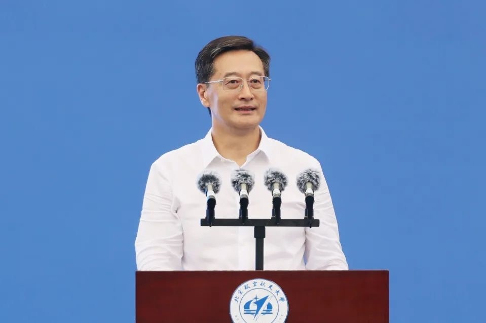 中國工程院院士、北京航空航天大學(xué)校長王云鵬在2024級新生開學(xué)典禮上講話。校方供圖