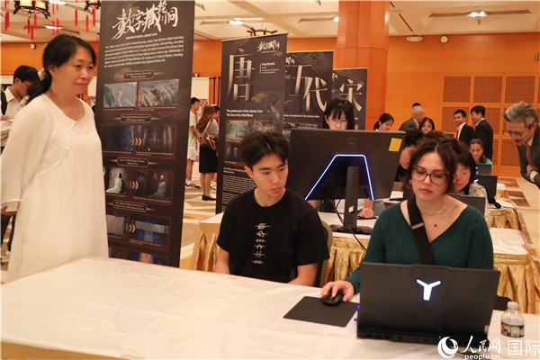 在活動現(xiàn)場，當(dāng)?shù)孛癖婓w驗“數(shù)字藏經(jīng)洞”云游戲，沉浸式體驗敦煌文化。 人民網(wǎng)記者 李志偉攝