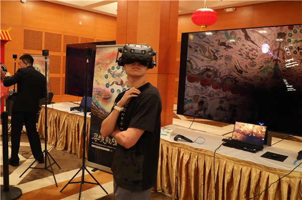 1、在本次活動的展覽現(xiàn)場，敦煌研究院與騰訊展示了“數(shù)字藏經(jīng)洞”和“尋境敦煌”等創(chuàng)新互動產(chǎn)品。圖為當(dāng)?shù)孛癖娡ㄟ^VR虛擬游覽洞窟。 人民網(wǎng)記者 李志偉攝