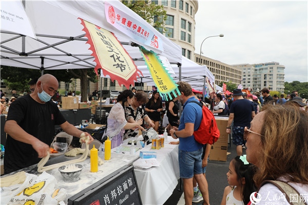 3、活動(dòng)現(xiàn)場(chǎng)設(shè)置了眾多展臺(tái)。 人民網(wǎng)記者 李志偉攝