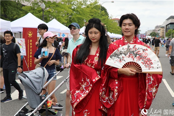 5、當(dāng)?shù)厝A僑華人身穿漢服參加文化節(jié)。 人民網(wǎng)記者 李志偉攝