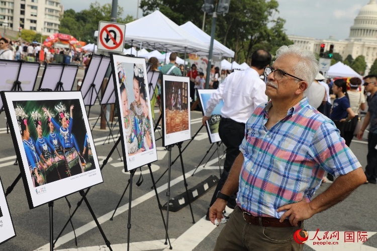 80余幅貴州主題攝影圖片展示了貴州文旅魅力。人民網(wǎng)記者 李志偉攝