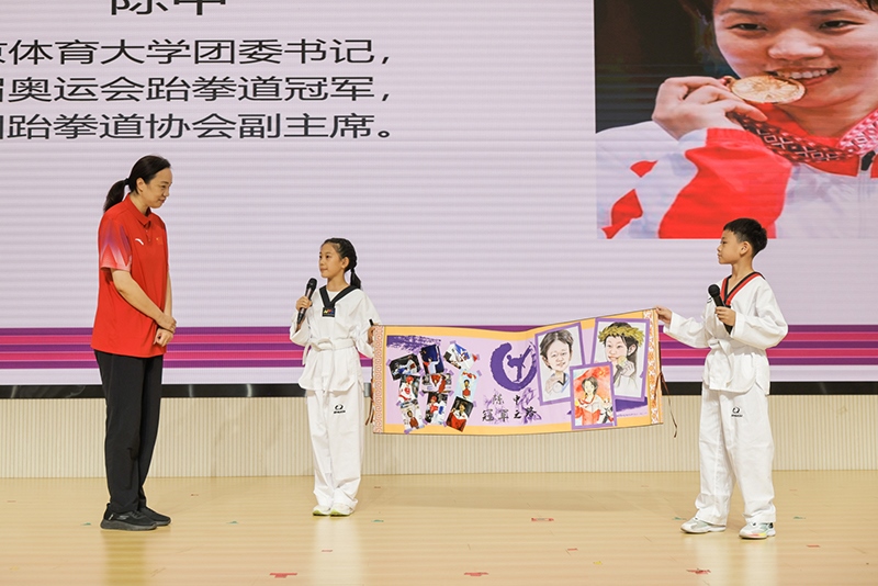 兩位學(xué)生小記者對(duì)話陳中老師。學(xué)校供圖