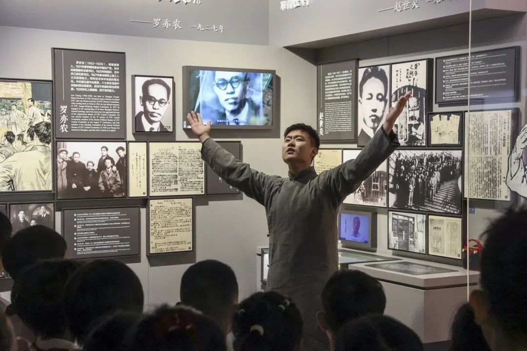 勞模身穿長(zhǎng)袍再現(xiàn)烈士事跡。徐匯區(qū)總工會(huì)供圖