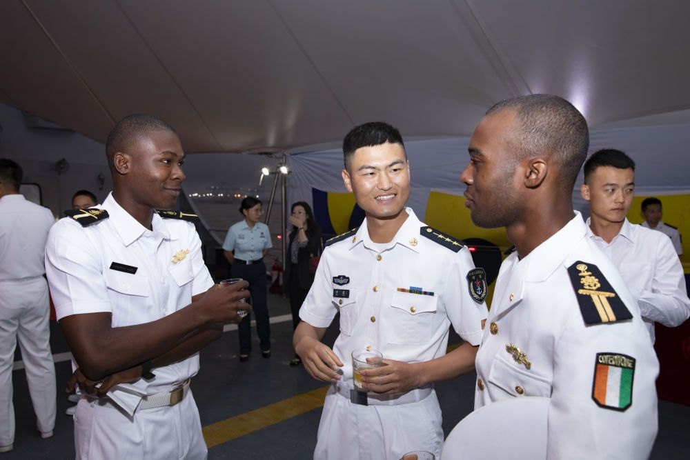 2023年6月25日，中國(guó)和科特迪瓦雙方官兵在南寧艦舉辦的甲板招待會(huì)上交流。中國(guó)海軍第43批護(hù)航編隊(duì)22日抵達(dá)科特迪瓦經(jīng)濟(jì)首都阿比讓?zhuān)_(kāi)始對(duì)科特迪瓦為期4天的友好訪問(wèn)。