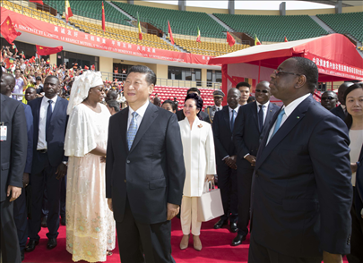 2018年7月22日，國家主席習近平在達喀爾同時任塞內(nèi)加爾總統(tǒng)薩勒共同出席塞內(nèi)加爾競技摔跤場項目移交儀式。新華社記者 王曄 攝