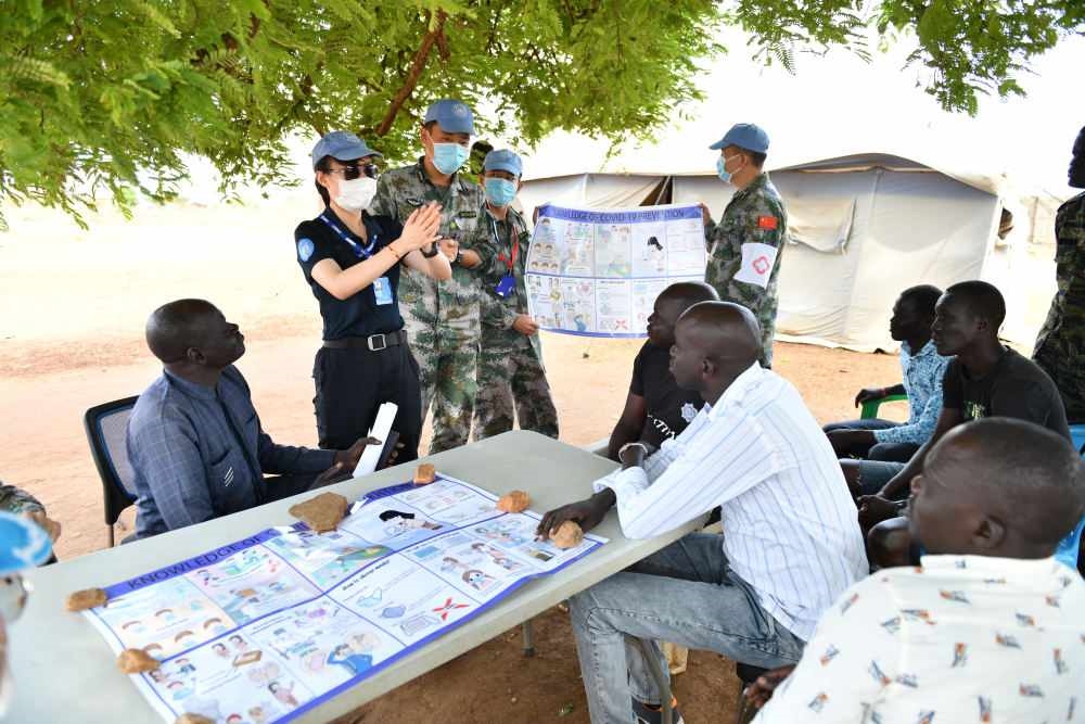 2020年3月，在南蘇丹首都朱巴，執(zhí)行聯(lián)合國(guó)維和任務(wù)的中國(guó)維和警察廖潔給當(dāng)?shù)鼐熘v解防疫知識(shí)。