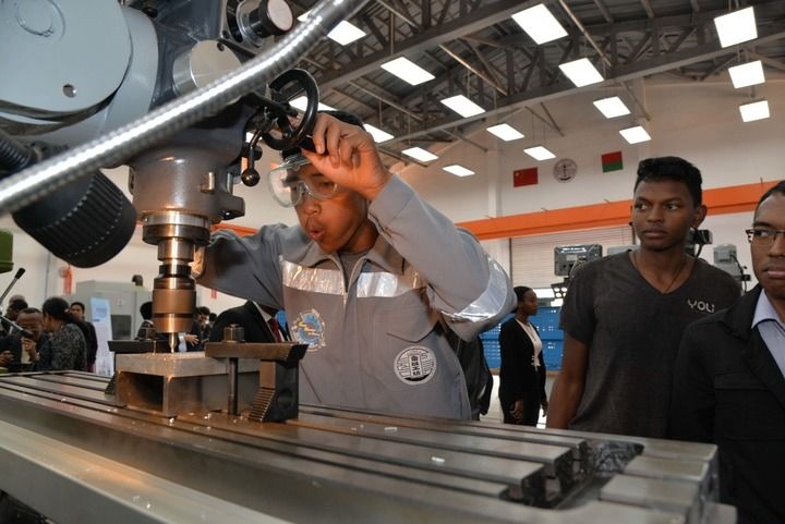 2024年4月26日，在馬達(dá)加斯加首都塔那那利佛，塔那那利佛大學(xué)理工學(xué)院的學(xué)生在魯班工坊操作設(shè)備。新華社發(fā)（西塔卡·拉喬納里松攝）