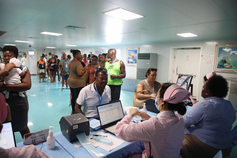 2024年7月8日，塞舌爾民眾在中國(guó)海軍“和平方舟”號(hào)醫(yī)院船上排隊(duì)就診。