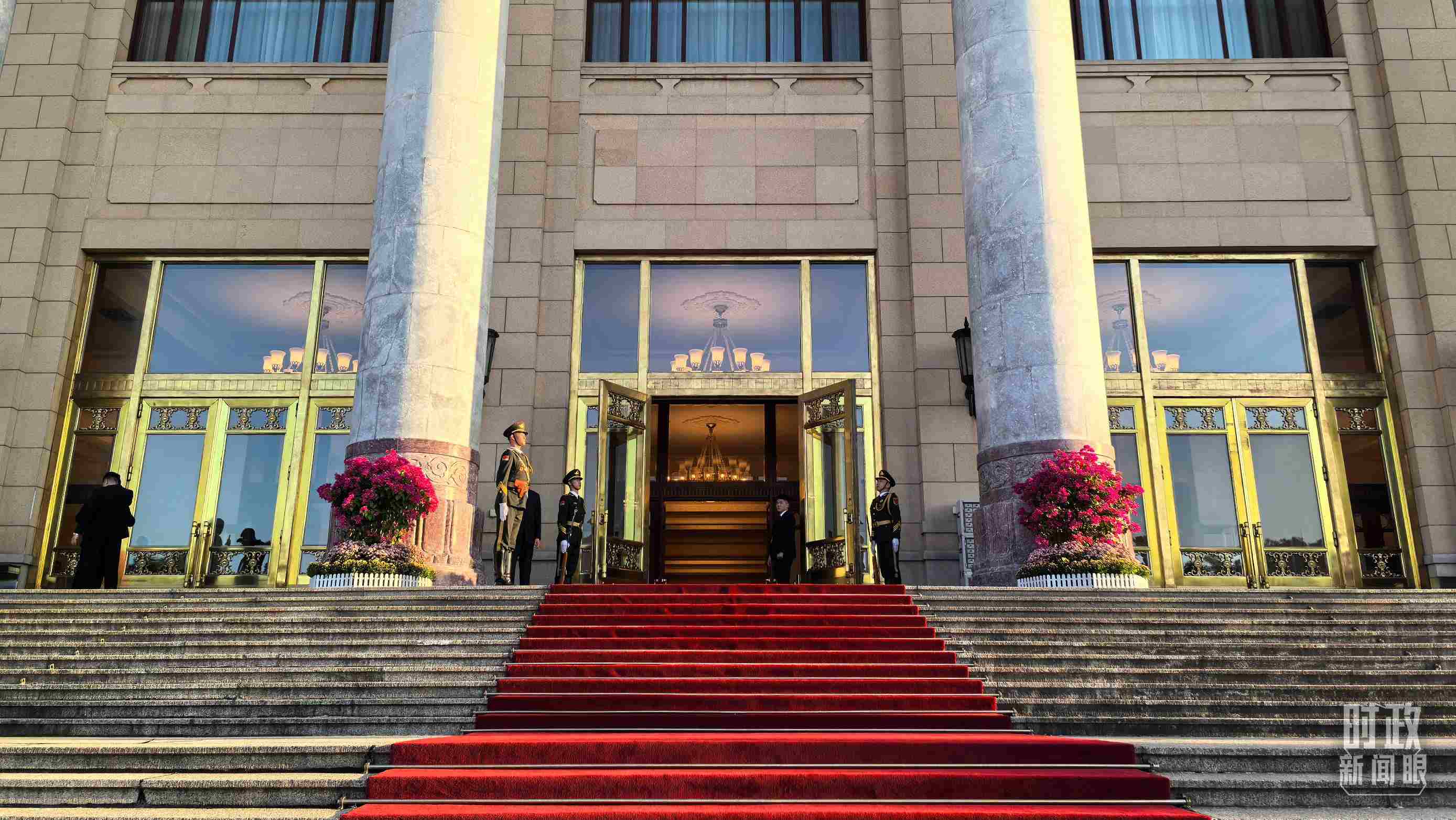 △人民大會堂外，禮兵列隊迎接貴賓。（總臺央視記者陸泓宇拍攝）