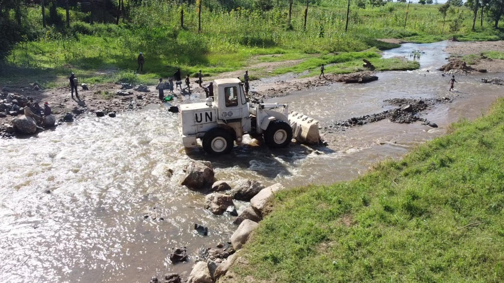 2023年6月7日，在剛果（金）南基伍省卡萊亥地區(qū)，中國(guó)第26批赴剛果（金）維和工兵分隊(duì)官兵進(jìn)行施工作業(yè)。