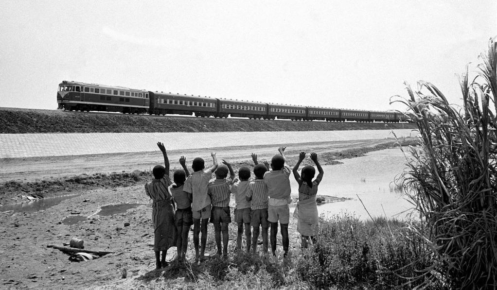 贊比亞魯西瓦西湖畔的少年兒童歡迎坦贊鐵路的列車通到他們的家鄉(xiāng)（1976年攝）。
