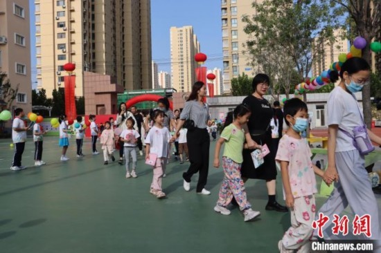 圖為衡水市新苑小學(xué)，小學(xué)一年級(jí)新生佩戴“夢(mèng)想徽章”后，步入校園 。王天祥 攝
