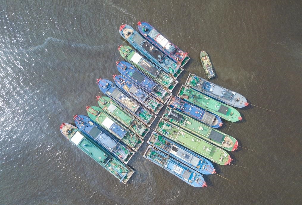 9月4日，船只在海南省?？谑行赂鄞a頭?？勘茱L(fēng)（無人機(jī)照片）。新華社記者 蒲曉旭 攝