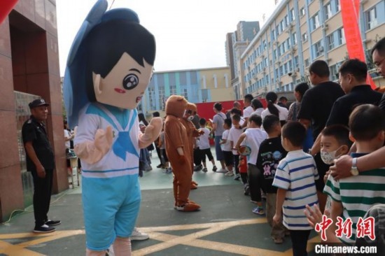 圖為衡水市新苑小學(xué)，老師穿上玩偶服裝歡迎新生入學(xué)。王天祥 攝