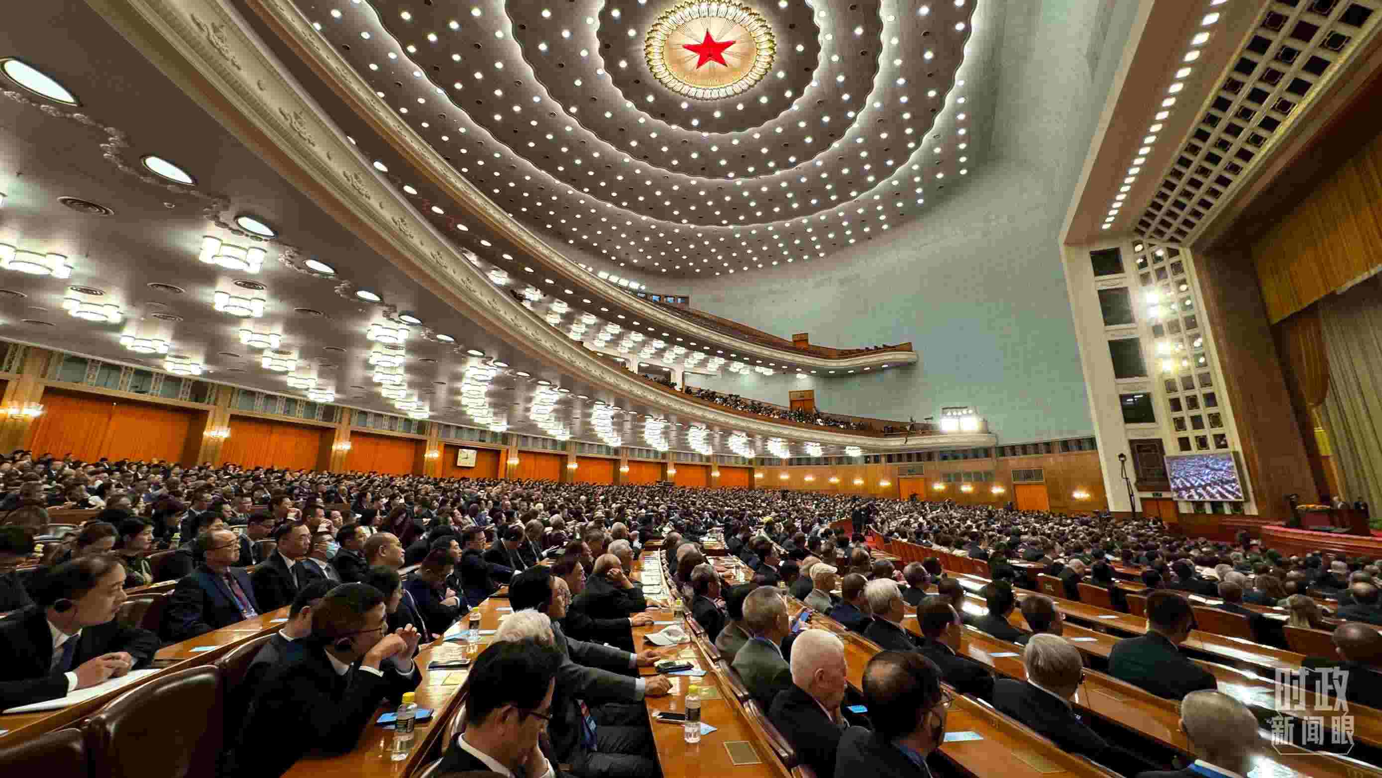  △中非合作論壇非方成員國國家元首、政府首腦、代表團團長及國際和地區(qū)組織負責(zé)人等中外各界人士3200余人出席開幕式。（總臺央視記者蔣碩拍攝）