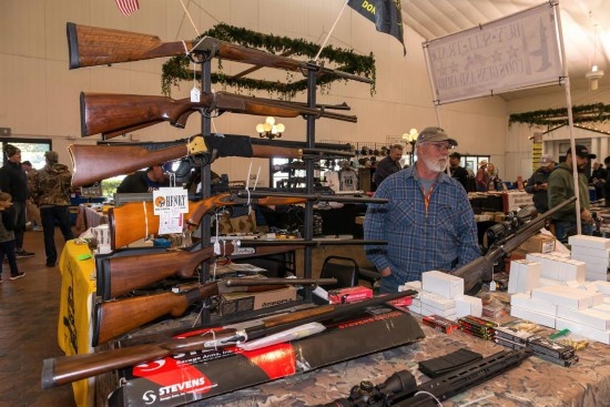 這是2022年1月22日在美國達拉斯槍展上拍攝的槍支。新華社發(fā)（李琳攝）