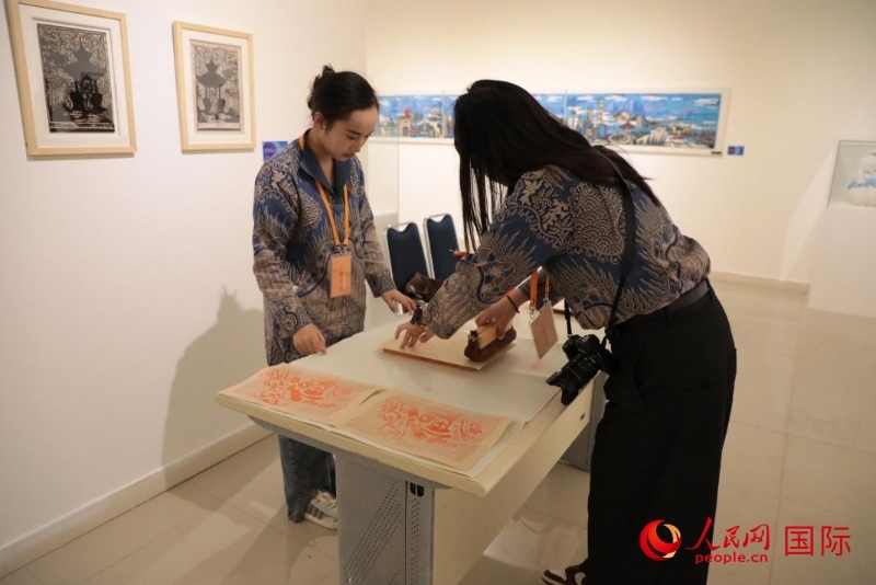 展覽現(xiàn)場的拓印技藝體驗工坊。人民網(wǎng)記者曹師韻攝