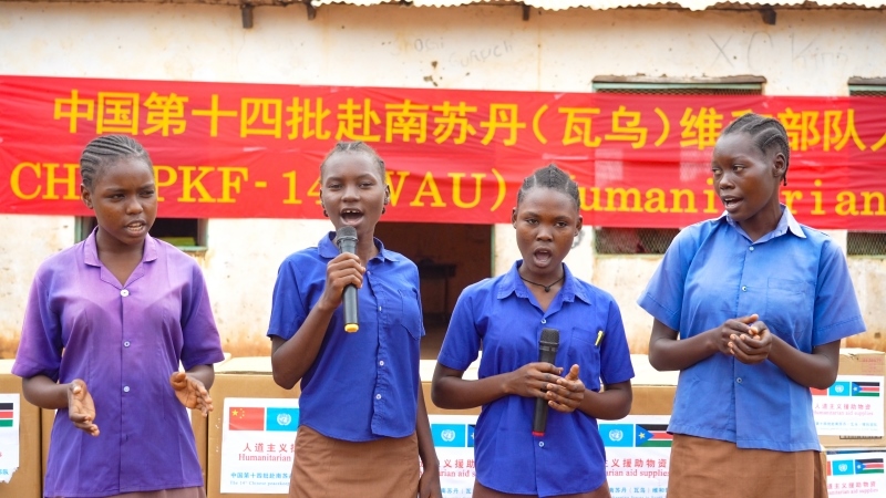 動聽的歌聲歡迎中國官兵。王軍杰攝