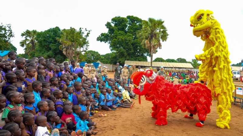 舞獅活動引發(fā)現(xiàn)場熱烈掌聲。謝坤攝