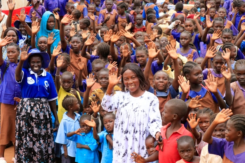 學(xué)校師生送別維和官兵。王軍杰攝