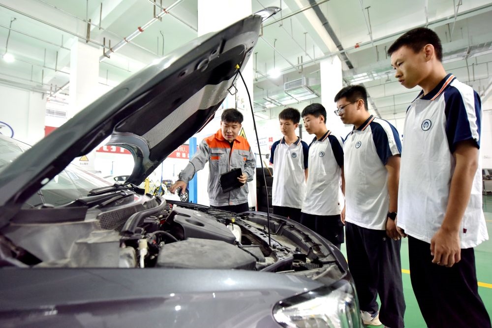 2024年6月7日，河北省邢臺(tái)市威縣職業(yè)技術(shù)教育中心教師在指導(dǎo)學(xué)生學(xué)習(xí)汽車維修技術(shù)。新華社記者 王曉 攝