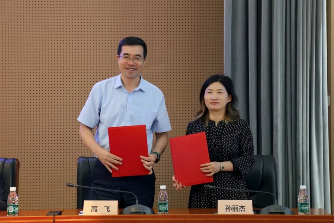 外交學(xué)院副院長高飛與中國國際科學(xué)技術(shù)合作協(xié)會(huì)執(zhí)行副會(huì)長兼秘書長孫麗杰簽署戰(zhàn)略合作備忘錄并啟動(dòng)科技外交官搖籃計(jì)劃。主辦方供圖