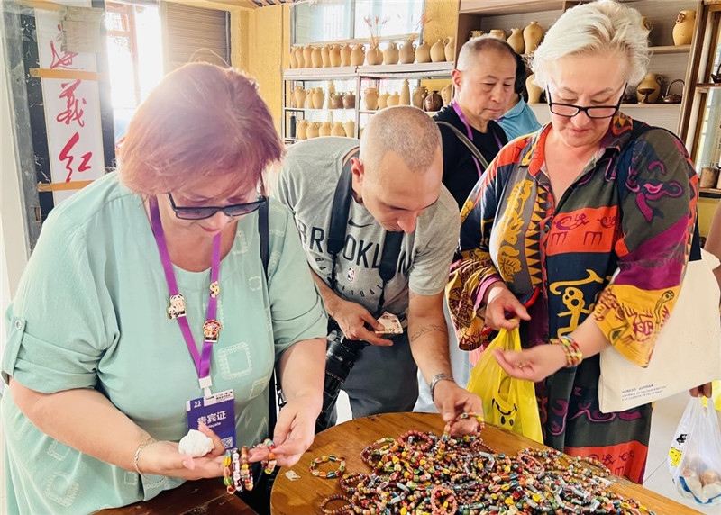 歐亞媒體考察團(tuán)成員在母氏陶藝館內(nèi)挑花了眼，色彩絢麗、質(zhì)地均勻的陶藝手串讓他們愛(ài)不釋手?！斑@里的東西都太實(shí)惠了！”塔吉克斯坦《索格特真理報(bào)》政論部主任娜塔利婭·多羅費(fèi)耶娃說(shuō)?；宓奶厣a(chǎn)品物美價(jià)廉，讓考察團(tuán)成員為家人好友買(mǎi)到了心儀的禮物，也為此次以四川成都為起點(diǎn)，路經(jīng)南充、廣安至貴州遵義的考察行程畫(huà)上了圓滿(mǎn)句號(hào)。（張亞欣攝）