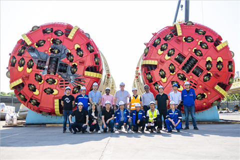 中外員工在盾構(gòu)機(jī)前合影。中國電建供圖