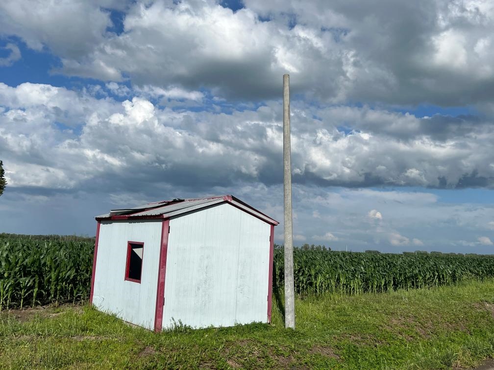 林甸縣一處保護水源井的鐵皮房出現(xiàn)破損，未見配套設(shè)備。新華社記者董寶森攝