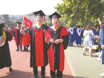 圖為李德仁（右）和學(xué)生肖雄武的合影。 肖雄武供圖