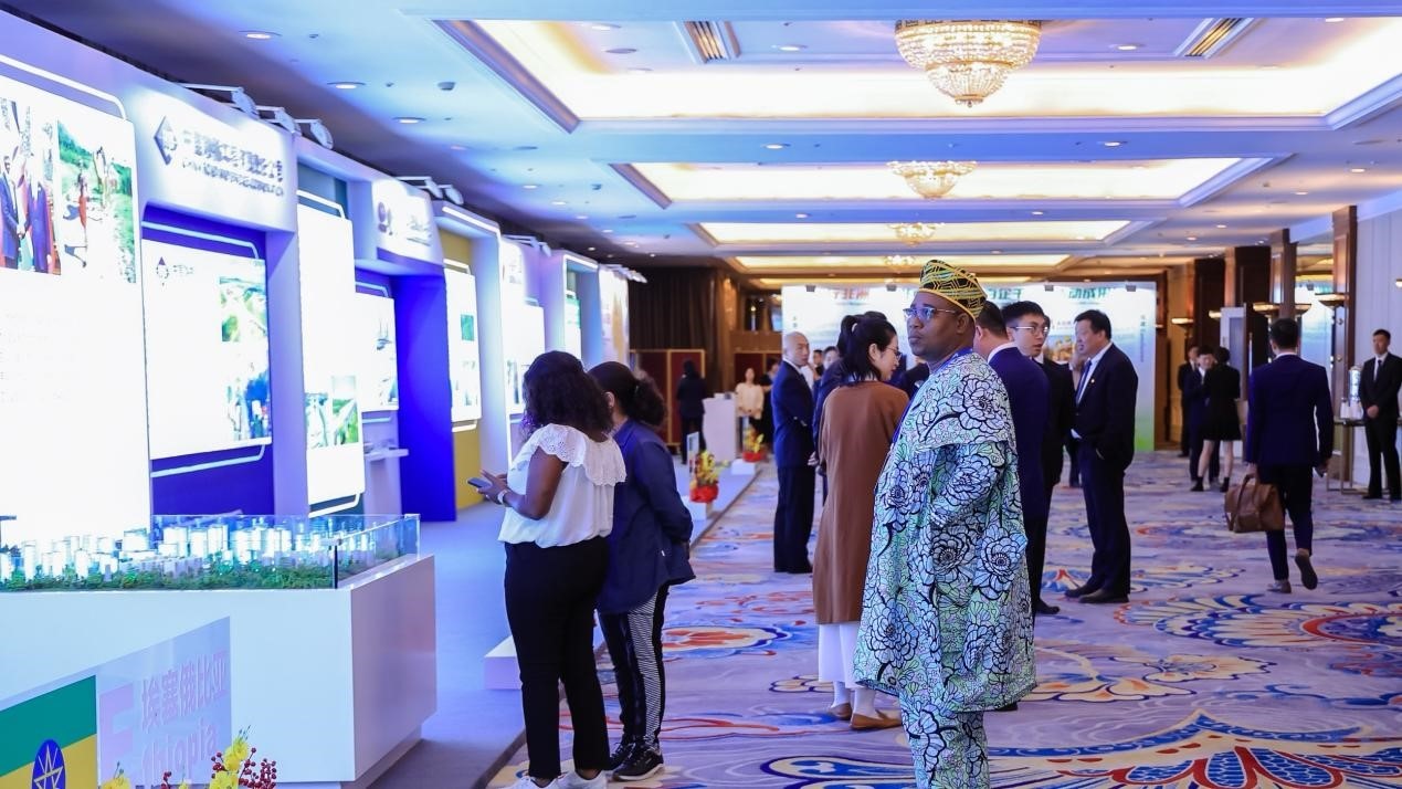 與會嘉賓參觀主題展覽。主辦方供圖