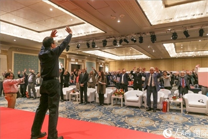 孫武權(quán)現(xiàn)場(chǎng)表演中醫(yī)傳統(tǒng)功法易筋經(jīng)。人民網(wǎng)記者黃培昭攝