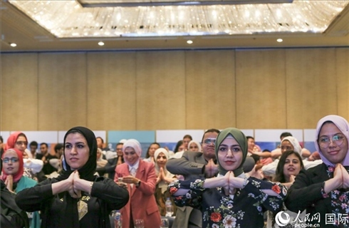 活動(dòng)現(xiàn)場(chǎng)，埃及民眾跟著孫武權(quán)體驗(yàn)中醫(yī)傳統(tǒng)功法易筋經(jīng)。人民網(wǎng)記者黃培昭