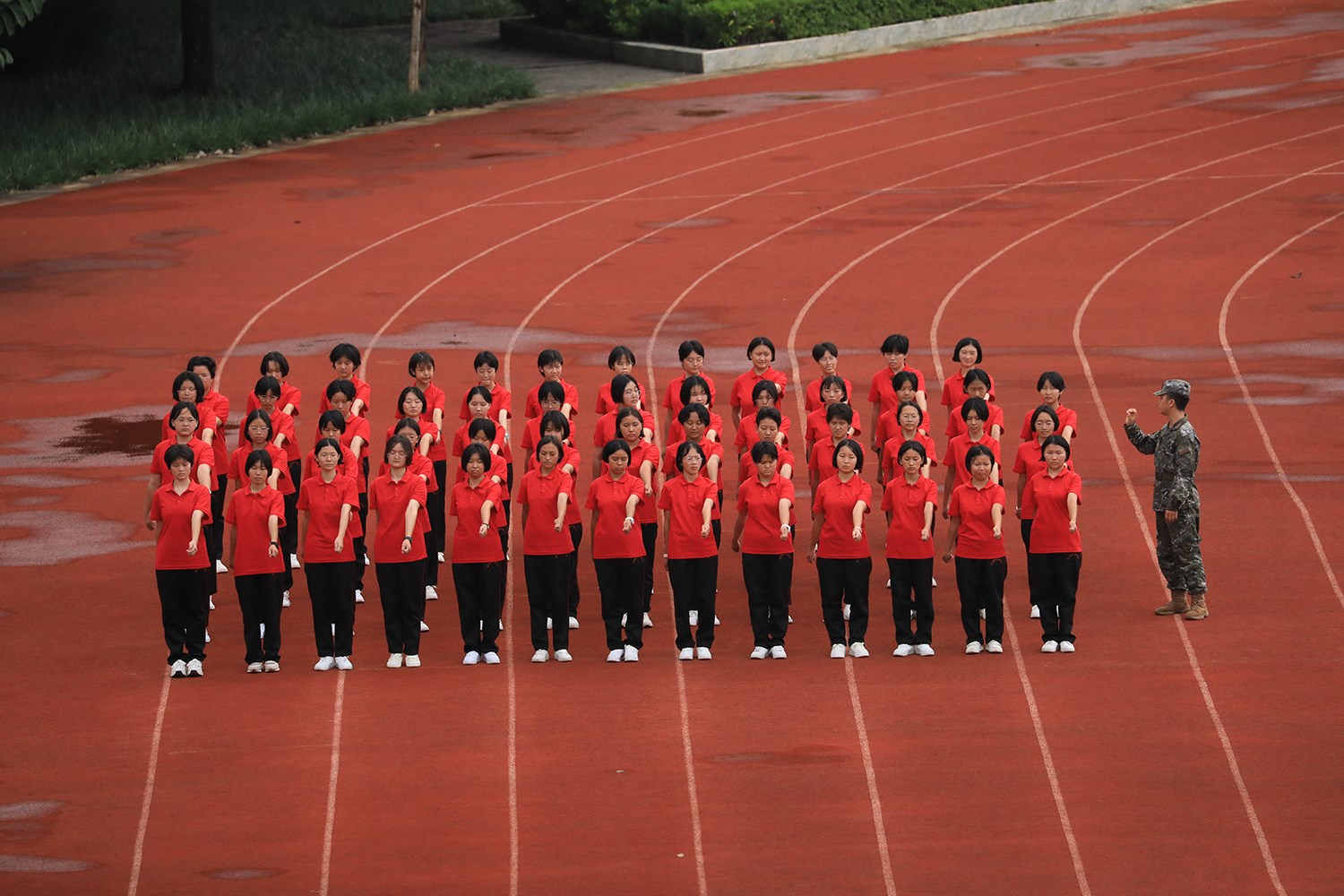 華坪女高2024級新生軍訓。華坪縣融媒體中心供圖