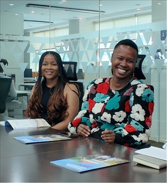 支隊(duì)成員在CGTN非洲總站與當(dāng)?shù)赜浾呓涣?。穆瑞瑩攝