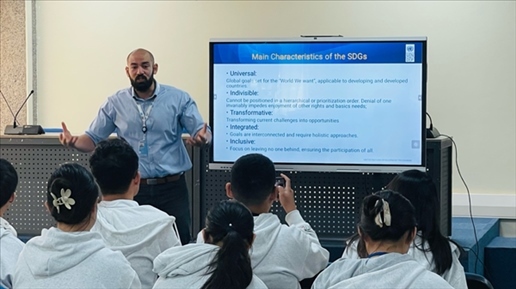 聯(lián)合國(guó)內(nèi)羅畢辦事處的工作人員為支隊(duì)成員講解可持續(xù)發(fā)展目標(biāo)。林源攝