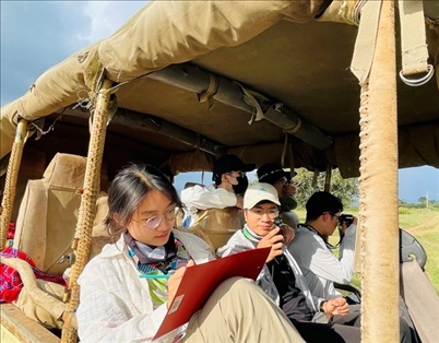 支隊(duì)成員開展長(zhǎng)頸鹿監(jiān)測(cè)國(guó)際志愿工作。林源攝