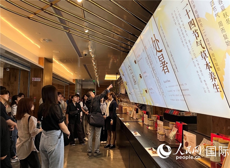 2. 日中友好協(xié)會(huì)青年代表團(tuán)一行學(xué)習(xí)24節(jié)氣養(yǎng)生知識(shí)。（人民網(wǎng)記者陳思 攝）