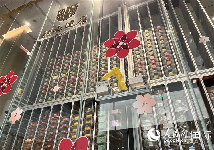 6. 機(jī)械臂正在取貨。（人民網(wǎng)記者陳思 攝）