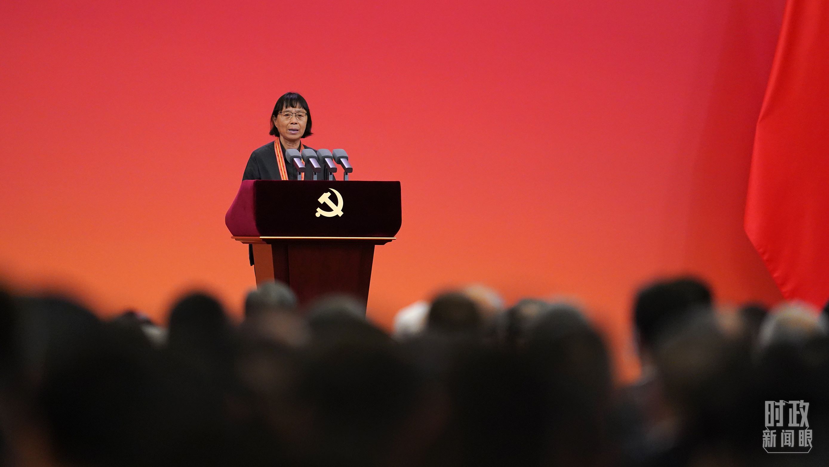  △2021年6月，幫助數(shù)千名貧困山區(qū)女孩圓夢大學的人民教師張桂梅，代表“七一勛章”獲得者發(fā)言。（總臺國廣記者李晉拍攝）